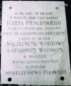 Pamiątkowa tablica poświęcona Józefowi Piłsudskiemu. 